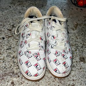 SLIGHTLY WORN FILA SNEAKERS.